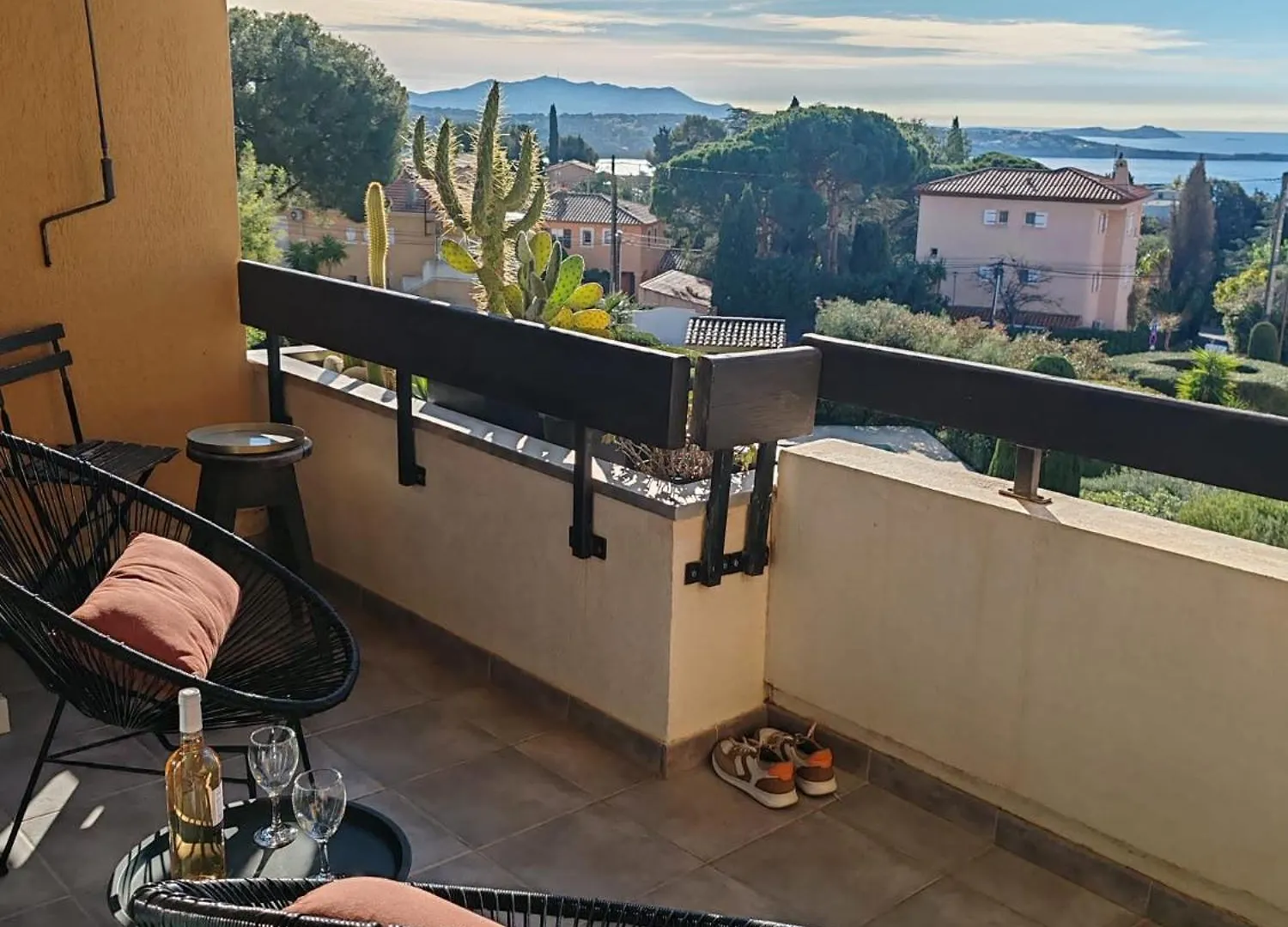 Studio De Charme Avec Piscine Et Belle Vue Mer Bandol Apartment